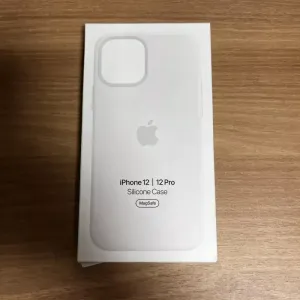 아이폰12/12프로 정품 실리콘케이스 화이트색상팝니다.